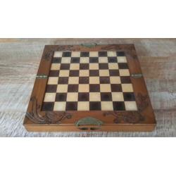 Te koop:Mooi houten schaakbord 47x47cm.