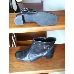 Clarks zgan zwarte leren laarsjes met gesp 5 1/2 oftewel 39