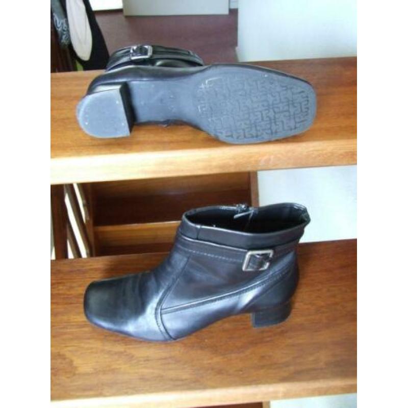 Clarks zgan zwarte leren laarsjes met gesp 5 1/2 oftewel 39