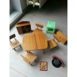 Poppenhuis meubeltjes van hout
