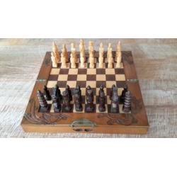 Te koop:Mooi houten schaakbord 47x47cm.