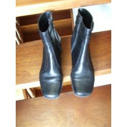 Clarks zgan zwarte leren laarsjes met gesp 5 1/2 oftewel 39