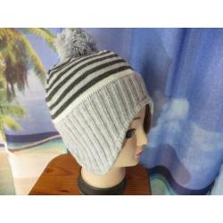 grijze muts oorkleppen pompon mt 55 van Emerson