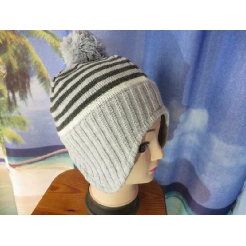 grijze muts oorkleppen pompon mt 55 van Emerson