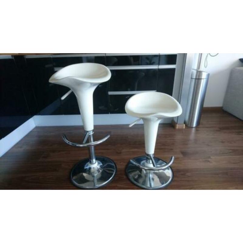 2 witte krukken / barkrukken