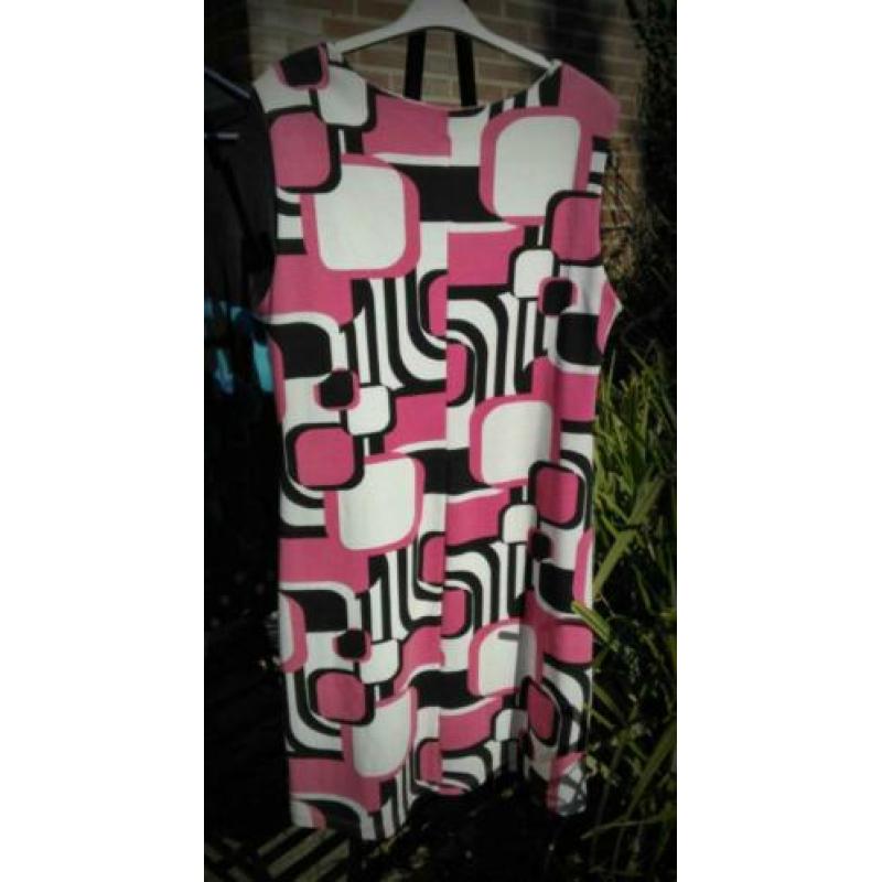 Leuke stretchtjurk met gekleurd motief maat 38 zgan