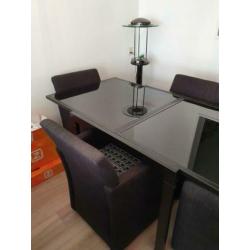 Zwarte tafel en 4 stoelen