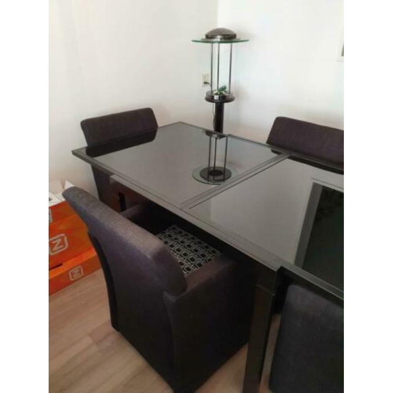 Zwarte tafel en 4 stoelen