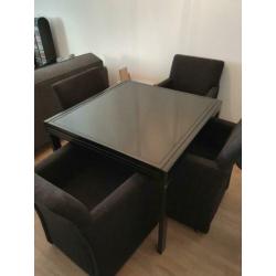 Zwarte tafel en 4 stoelen