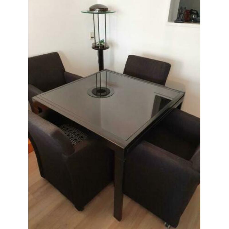 Zwarte tafel en 4 stoelen