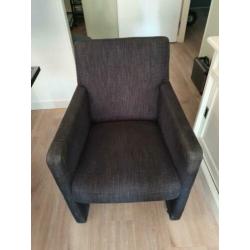 Zwarte tafel en 4 stoelen
