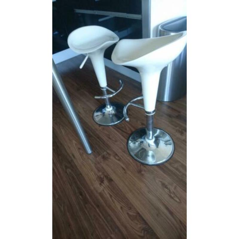 2 witte krukken / barkrukken